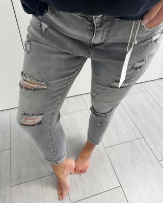 STYLOVÉ ŠEDÉ DŽÍNY S TRENDY ROZTRHANÝM EFEKTEM NA NOHAVICÍCH.POHODLNÝ STREČOVÝ MATERIÁL PERFEKTNĚ PADNE NA POSTAVU A...