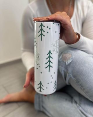 ❄️ Zimní termohrnek ❄️ Originální design s minimalistickými stromečky 🌲 Ideální na horký čaj, kávu nebo kakao v zimních...